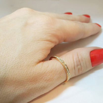 Anel de Noivado Ouro 18k com Diamantes no dedo