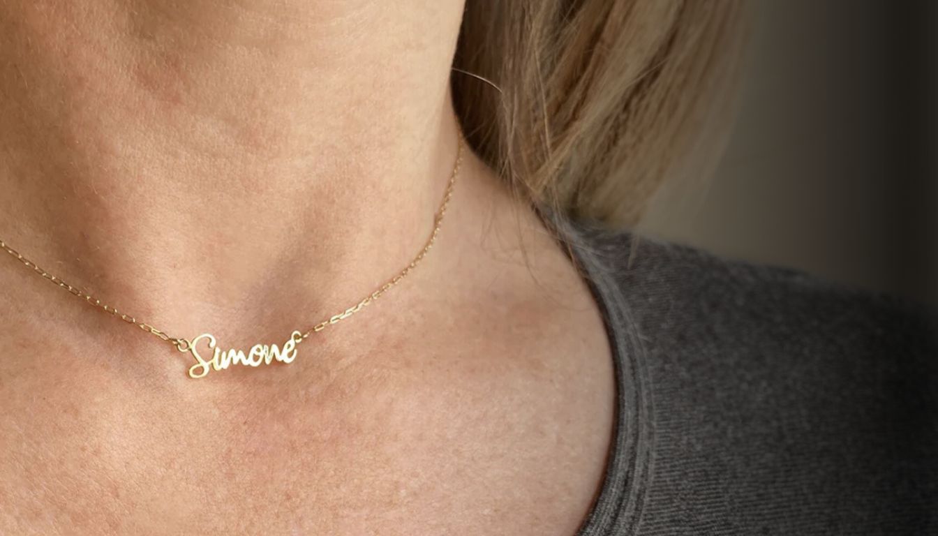 Colar em ouro 18k nome personalizado em uso