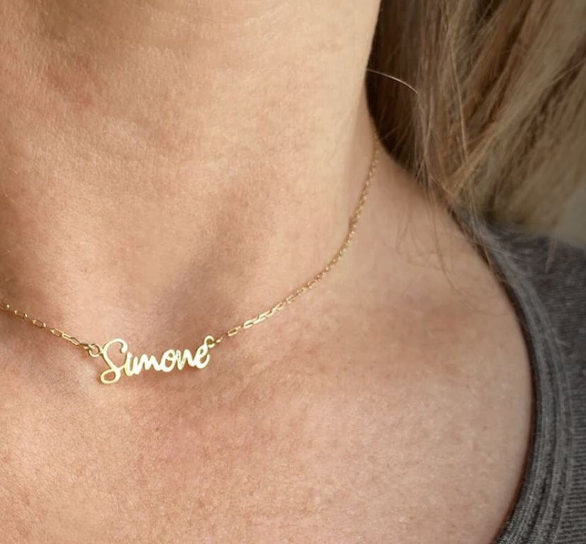 Colar nome personalizado ouro 18k em uso