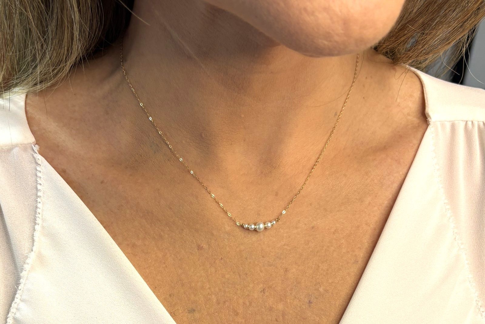 colar media luna perolas ouro 18k no colo feminino