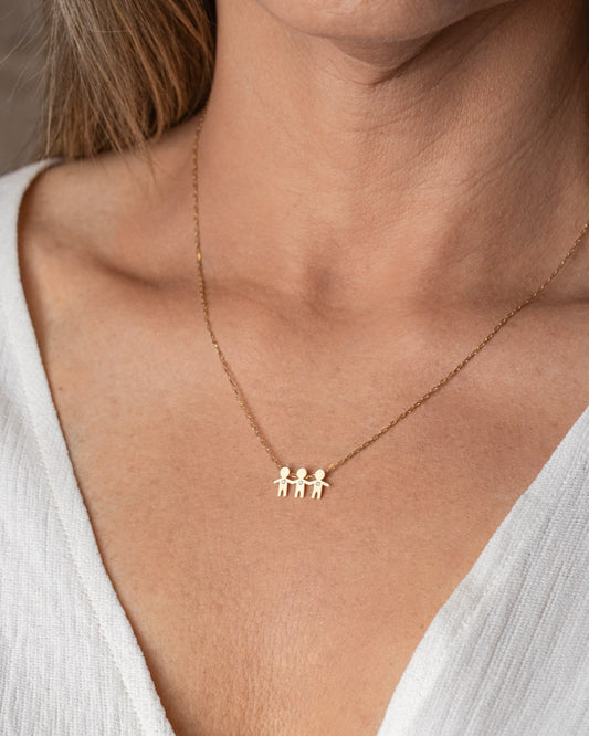 Colar cartier 3 filhos com brilhantes ouro 18k em uso