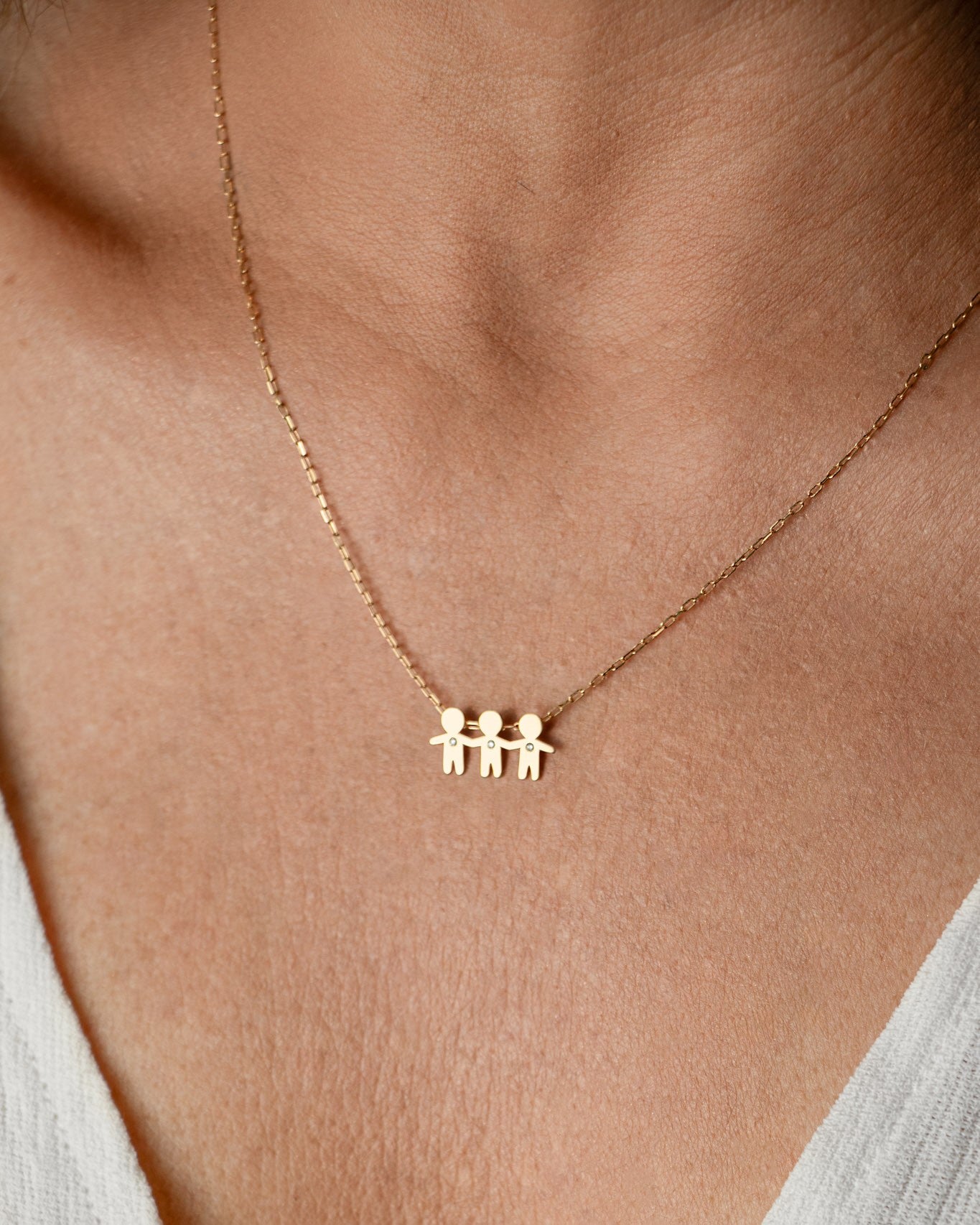 Colar cartier 3 filhos com brilhantes ouro 18k no pescoço