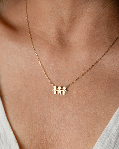 Colar cartier 3 filhos com brilhantes ouro 18k no pescoço