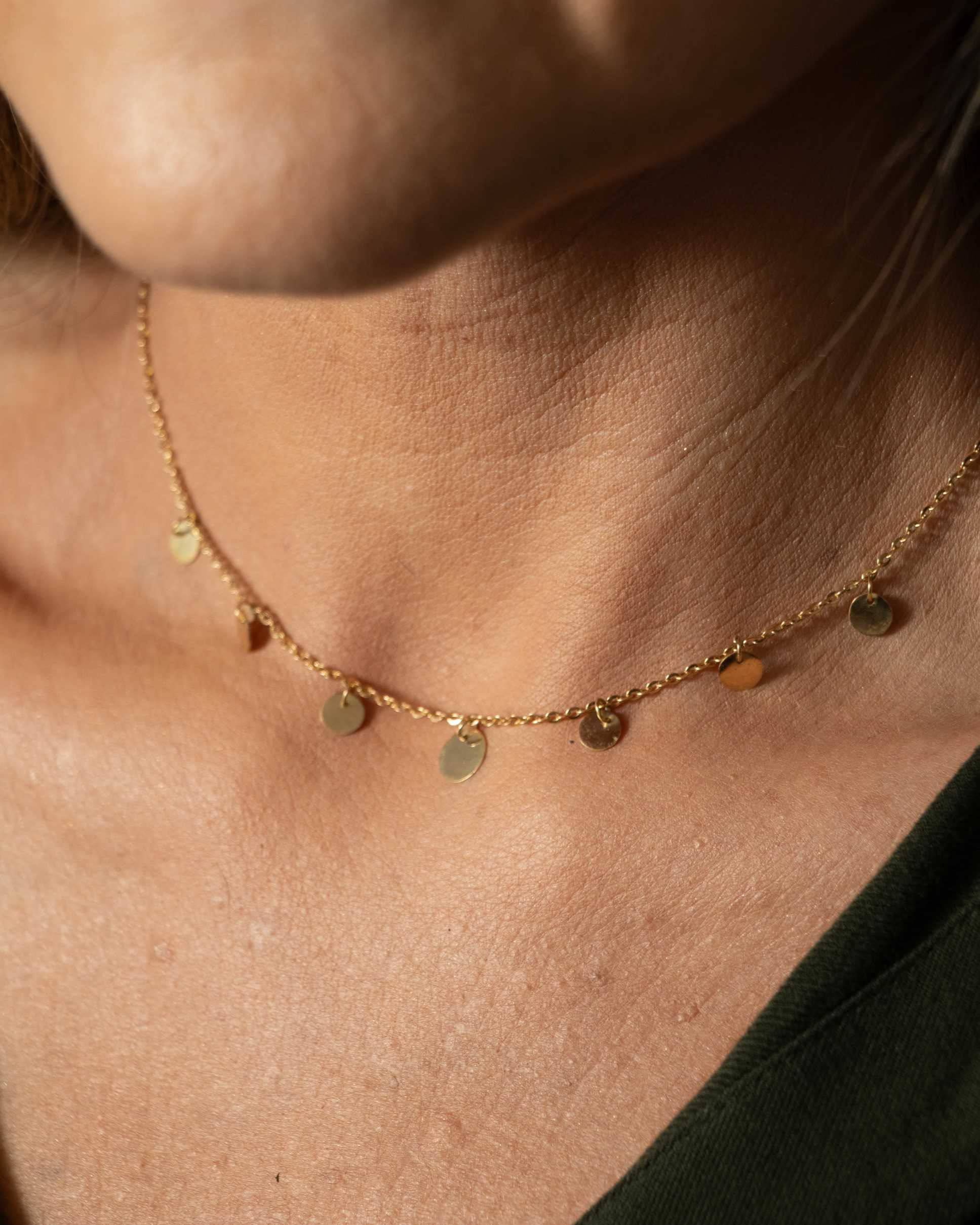 Colar ouro 18k corrente bailarina e medalhas no colo feminino