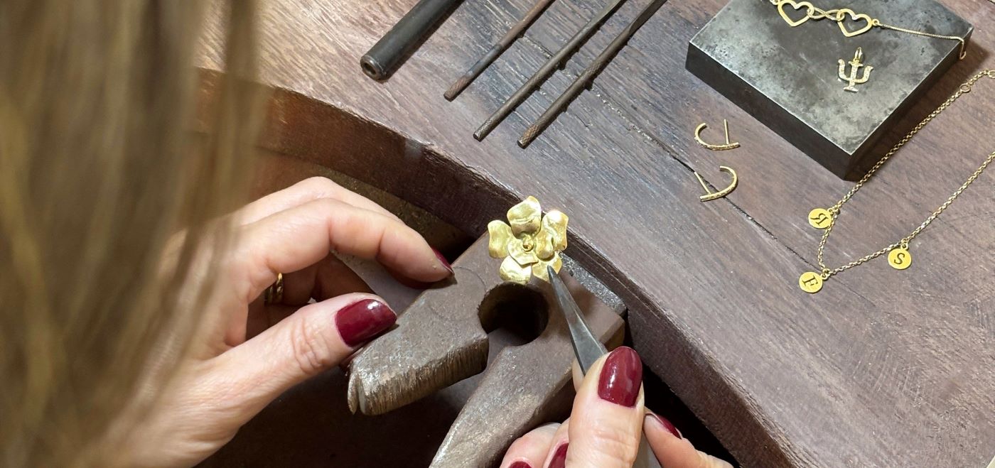 Marilia Chiele produzindo pingente flor ouro 18k na bancada de joias