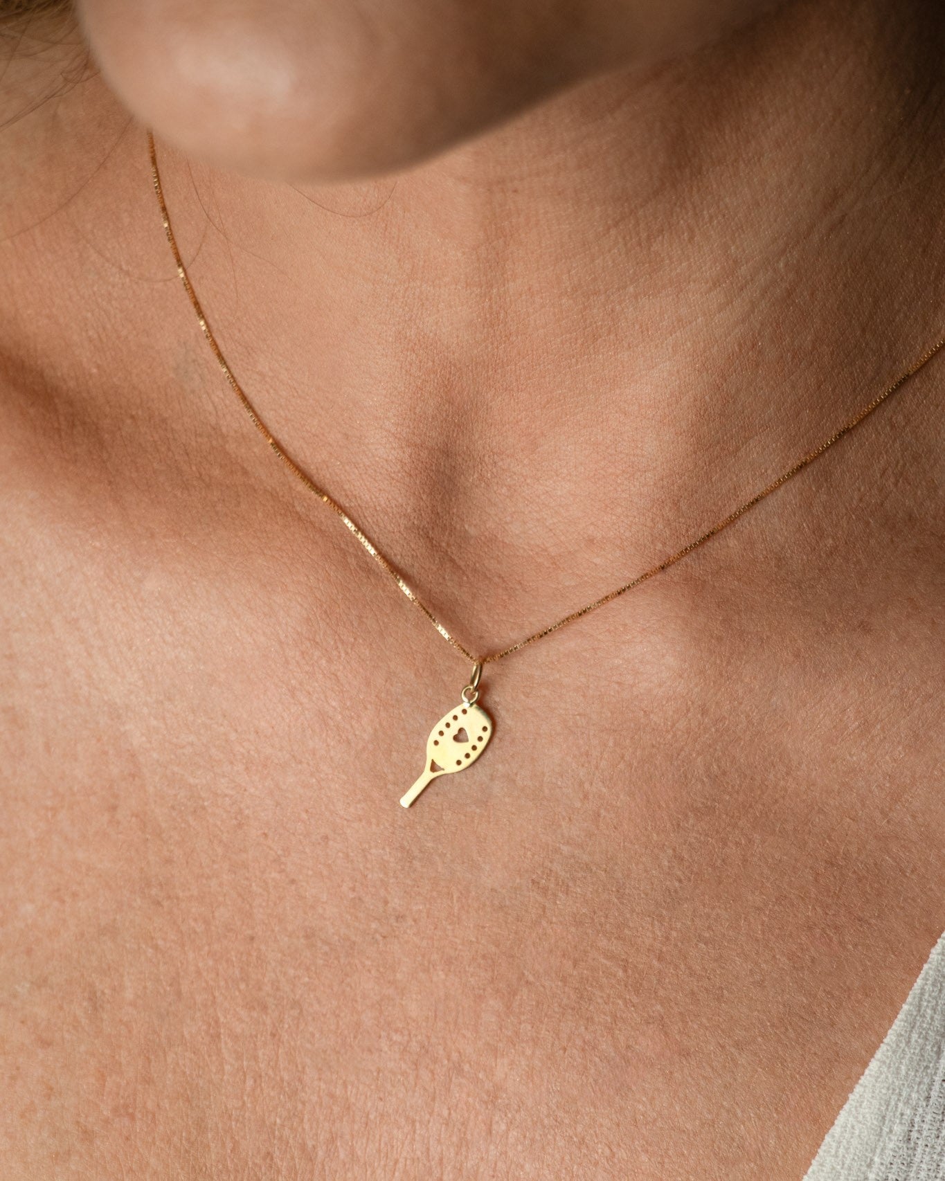 Colar com Pingente raquete beach tenis ouro 18k em uso