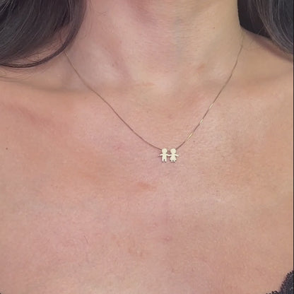 Colar Filhos Casal de Mãozinha 8mm de Altura em Ouro 18k