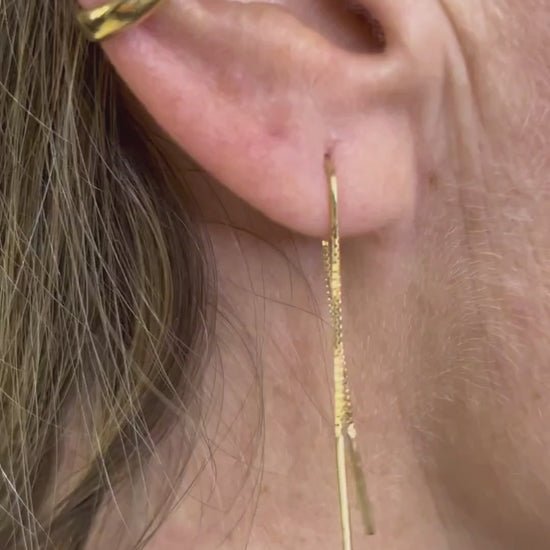 video brinco corrente ouro 18k em uso na orelha feminina