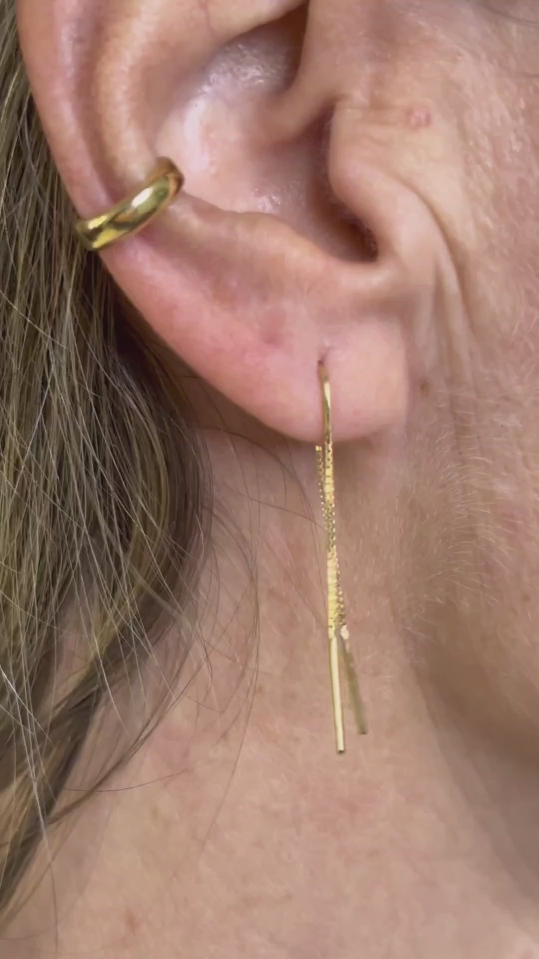 video brinco corrente ouro 18k em uso na orelha feminina