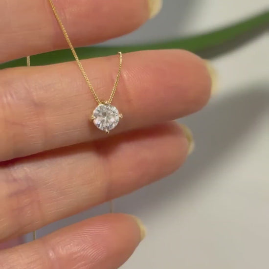colar Ponto de Luz Moissanite de 5mm Ouro 18k da Marilia Chiele Joias sendo manuseado na mão feminina