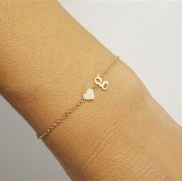 Pulseira de Ouro Bebe Coração e Inicial no pulso