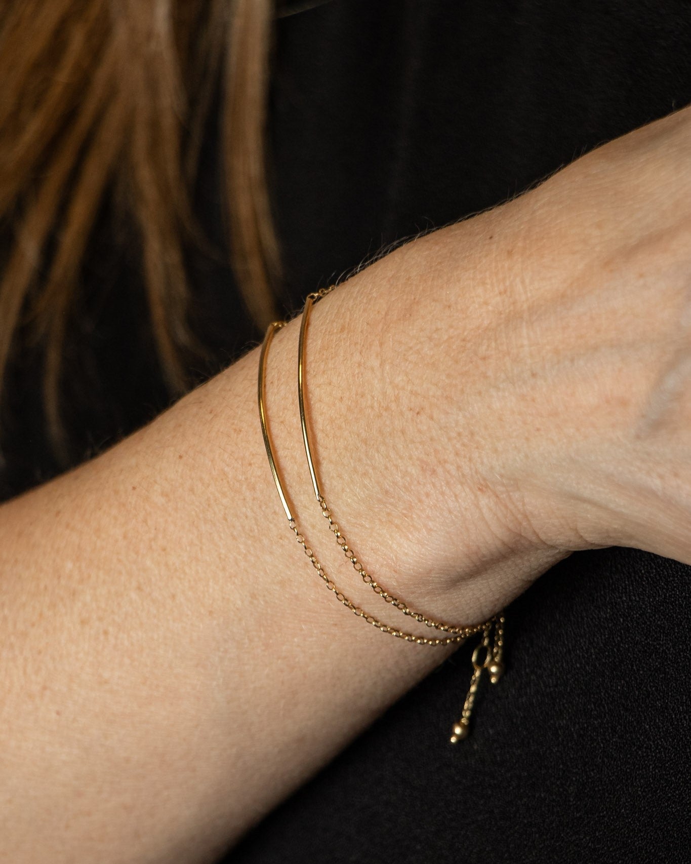 Pulseira Palito Fio Ouro 18k no pulso feminino