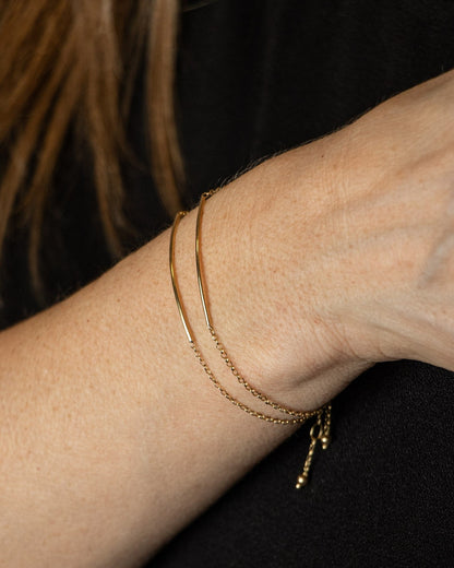 Pulseira Palito Fio Ouro 18k no pulso feminino