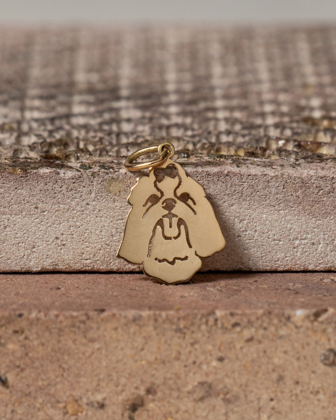 Pingente Shih Tzu ouro 18k apoiado na pedra