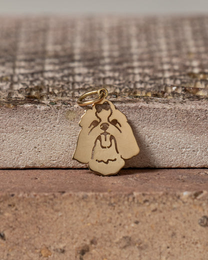 Pingente Shih Tzu ouro 18k apoiado na pedra